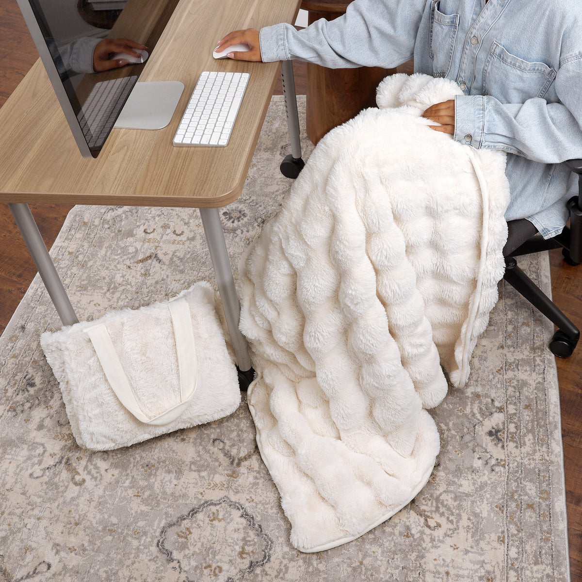 Life Comfort Fur Tote Bag & Travel Blanket Set